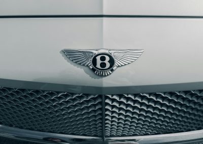 Primer plano de la parte frontal de un vehículo Bentley